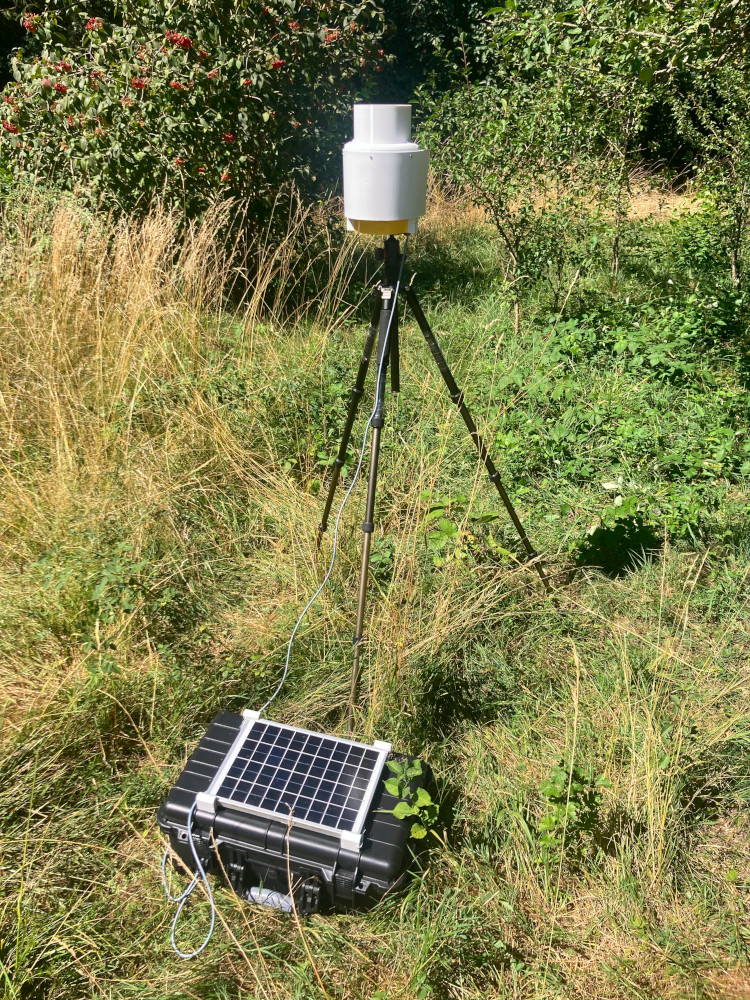 Solar powered camera for monitoring insects (vespa velutina)